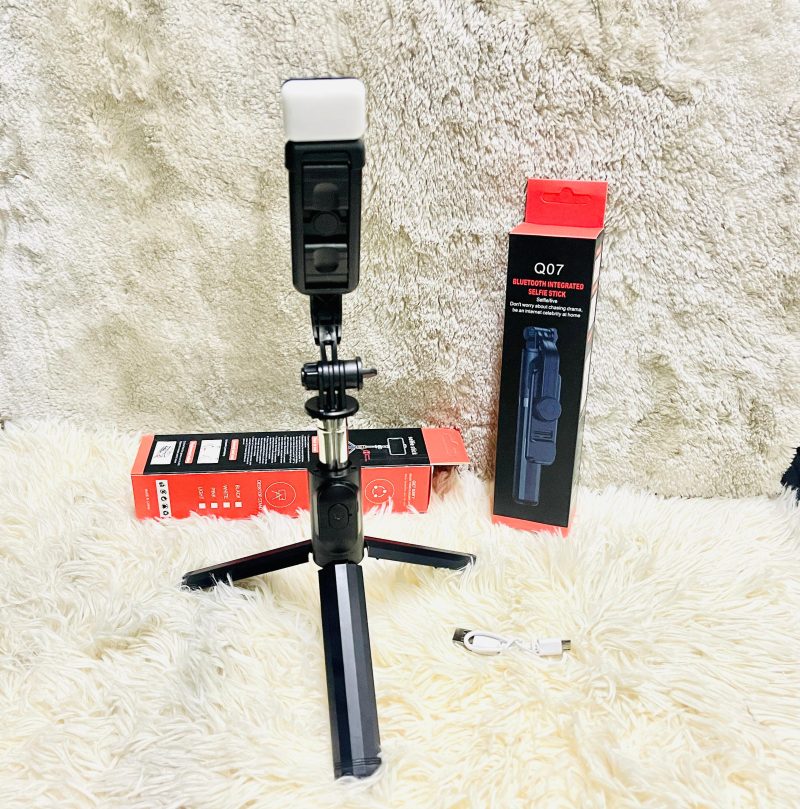 Q07 Selfie Stick Foldable Mini Tripod with Fill Light Bluetooth Remote Shutter Retractable Rod for Phone